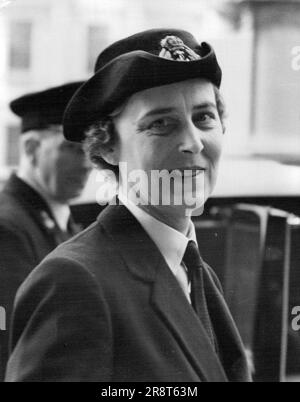 Der königliche Kommandant besucht Admiralität Wrens -- die Herzogin von Kent, in Uniform als Kommandantin des königlichen Frauenschifffahrtsdienstes, auf dem Bild, als sie in der Admiralität London ankam, bis heute (Mittwoch), als sie Londoner Einrichtungen der W.R.N.S. besuchte 07. März 1951. (Foto von Reuterphoto). Stockfoto