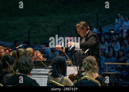 Künstlerischer Direktor und Chefdirigent des Ensembles Vladimir Verbitsky tritt beim Platonov Festival im Grünen Theater mit dem Symphonieorchester Voronesch auf. Während des Platonov Arts Festival, zur Begleitung des Akademischen Symphonieorchesters Voronesch, traten Ramiz Usmanow, Enkhbat Tuvshinzhargal und Saltanat Akhmetova Teile des klassischen Programms auf. Stockfoto