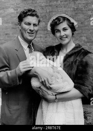 Peter Thompson Tochter taufte -- britischer Open Golf Champion Peter Thomson und seine Frau mit ihrer neun Wochen alten Tochter, taufte gestern Deidre Reta in London. 1. Juli 1954. (Foto: Paul Popper, Paul Popper Ltd.) Stockfoto