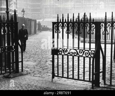 Krönungsstein gestohlen - die Geschichte ging durch dieses Tor. Es wird angenommen, dass der Stein durch diese Tore genommen wurde und entlang der Kopfsteinpflasterstraße endet, als sich die Jäger von Westminster Abbey auf den Weg machten. Eine große landesweite Suche findet den historischen 336 kg schweren Krönungsstein, der am Weihnachtsmorgen unter dem Krönungsstuhl in Londons Westminster Abbey gestohlen wurde, wo er 650 Jahre lang ausgeruht war. Schottische Nationalisten werden verdächtigt. Der Stein diente 400 Jahre lang als Krönung schottischer Könige, bevor König Edward I. ihn 1296 nach London brachte. 27. Dezember 1950. (Foto b… Stockfoto