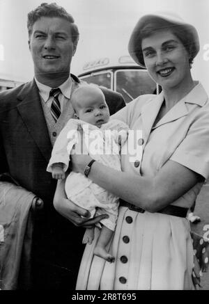 Open Champion Off at Last -- Australischer Golfer Peter Thomson mit seiner Frau Lois und der neun Wochen alten Tochter Diedre, heute Abend am Londoner Flughafen abgebildet am 19. Juli. Thomason, der diesen Monat den British Open Golf-Titel gewonnen hat, musste drei vorherige Buchungen nach Amerika stornieren, weil die USA Die Behörden haben nicht an einer Reihe von Turnieren in Amerika teilgenommen und werden im September wieder in England sein. 19. Juli 1954. (Foto nach zugehörigem Pressefoto) Stockfoto