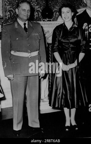 Tito ruft die Königin an -- Präsident Tito von Jugoslawien, der gestern am 16. März in London ankam, wird hier mit Königin Elizabeth II. Während seines Besuchs im Buckingham Palace heute gezeigt. 17. März 1953. (Foto nach zugehörigem Pressefoto). Stockfoto