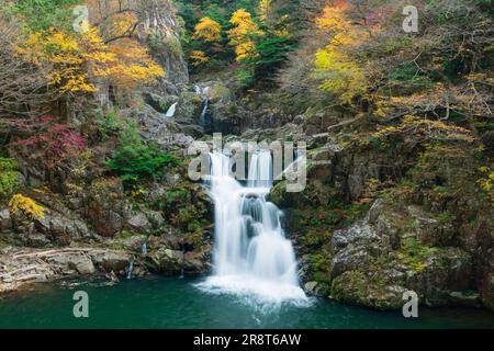 Sandankyo-Schlucht im Herbst Stockfoto