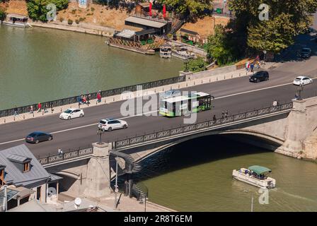 Georgia, Tiflis - 25. September 2022: Verkehr auf der City Street. Stockfoto