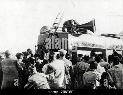 Britischer Faschistischer Führer ***** Sir Oswald Mosley fällt, nachdem er von einem Stein getroffen wurde. Sir Oswald Mosley, der faschistische Führer, stieg gestern Nachmittag in Liverpool in einen Van, um eine Rede zu halten. Er antwortete mit einer Handbewegung auf die Jubel der Menge und kurz vor seiner Rede fiel er bewusstlos. Ein großer, zerklüfteter Stein, einer von vielen, hatte ihn auf dem Tempel getroffen. Mitglieder seiner Gruppe eilten zu seiner Hilfe und mit Blut strömten aus dem Wollen wurde er mit der Ambulanz ins Krankenhaus gebracht. 22. Oktober 1937. (Foto: Kosmos Pressestelle (Aust.)) Stockfoto