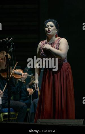 Voronesch, Russland. 18. Juni 2023. Saltanat Akhmetova tritt beim Platonov Festival im Grünen Theater mit dem Symphonieorchester Voronesch auf. Während des Platonov Arts Festival, zur Begleitung des Akademischen Symphonieorchesters Voronesch, traten Ramiz Usmanow, Enkhbat Tuvshinzhargal und Saltanat Akhmetova Teile des klassischen Programms auf. (Foto: Mihail Siergiejevicz/SOPA Images/Sipa USA) Guthaben: SIPA USA/Alamy Live News Stockfoto