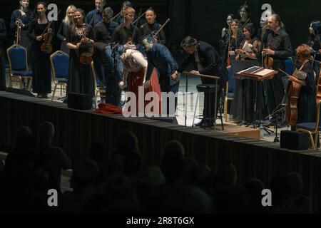 Voronesch, Russland. 18. Juni 2023. Der letzte Bogen der Künstler während einer Aufführung mit dem Symphonieorchester von Voronesch beim Platonov Festival im Grünen Theater. Während des Platonov Arts Festival, zur Begleitung des Akademischen Symphonieorchesters Voronesch, traten Ramiz Usmanow, Enkhbat Tuvshinzhargal und Saltanat Akhmetova Teile des klassischen Programms auf. (Foto: Mihail Siergiejevicz/SOPA Images/Sipa USA) Guthaben: SIPA USA/Alamy Live News Stockfoto