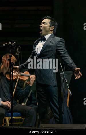 Voronesch, Russland. 18. Juni 2023. Enkhbat Tuvshinzhargal tritt beim Platonov Festival im Grünen Theater mit dem Symphonieorchester Voronesch auf. Während des Platonov Arts Festival, zur Begleitung des Akademischen Symphonieorchesters Voronesch, traten Ramiz Usmanow, Enkhbat Tuvshinzhargal und Saltanat Akhmetova Teile des klassischen Programms auf. (Foto: Mihail Siergiejevicz/SOPA Images/Sipa USA) Guthaben: SIPA USA/Alamy Live News Stockfoto