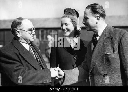 Oswald Pirow Kommt Aus Südafrika. Sir Oswald Mosley schüttelt Mr. Oswald Pirow (Brille trägt) die Hand, während Mr. Pirow heute (Donnerstag) eintrifft. Heute (Donnerstag) kommt Oswald Pirow, Vorsitzender der südafrikanischen New Order Movement, aus Südafrika am Londoner Flughafen an. Er ist hier, um Gespräche mit Sir Oswald Mosley, dem Führer der Union Movement, zu führen. Pirow war von 1933 bis 1939 Minister für südafrikanische Verteidigung. Er wurde in Deutschland ausgebildet und trat zurück, als war gegen Deutschland begann. 8. April 1948. Stockfoto