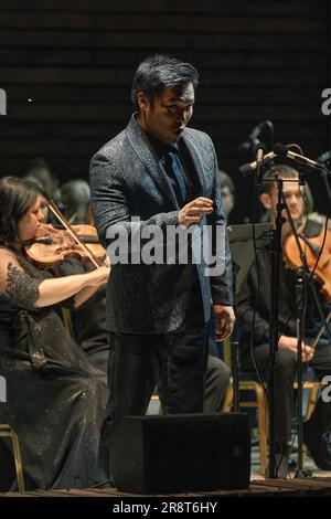 Voronesch, Russland. 18. Juni 2023. Enkhbat Tuvshinzhargal tritt beim Platonov Festival im Grünen Theater mit dem Symphonieorchester Voronesch auf. Während des Platonov Arts Festival, zur Begleitung des Akademischen Symphonieorchesters Voronesch, traten Ramiz Usmanow, Enkhbat Tuvshinzhargal und Saltanat Akhmetova Teile des klassischen Programms auf. (Foto: Mihail Siergiejevicz/SOPA Images/Sipa USA) Guthaben: SIPA USA/Alamy Live News Stockfoto