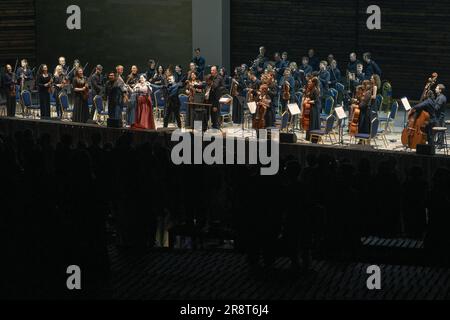 Voronesch, Russland. 18. Juni 2023. Der letzte Bogen der Künstler während einer Aufführung mit dem Symphonieorchester von Voronesch beim Platonov Festival im Grünen Theater. Während des Platonov Arts Festival, zur Begleitung des Akademischen Symphonieorchesters Voronesch, traten Ramiz Usmanow, Enkhbat Tuvshinzhargal und Saltanat Akhmetova Teile des klassischen Programms auf. (Foto: Mihail Siergiejevicz/SOPA Images/Sipa USA) Guthaben: SIPA USA/Alamy Live News Stockfoto