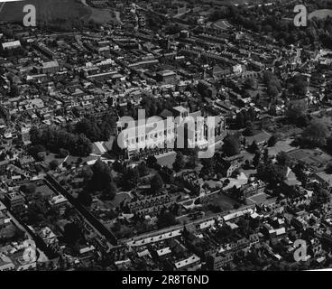 Winchester, Hampshire -- Luftaufnahme von Winchester mit der Kathedrale der Heiligen Dreifaltigkeit und St. Peter und St. Paul (Zentrum), die längste gotische Kirche der Welt (556 Fuß); die Kathedrale, die ursprünglich von den Normannen erbaut wurde, wurde in ihrer jetzigen Form erst Anfang des 16. Jahrhunderts fertiggestellt. Winchester hat eine Fläche von 3.885 Morgen und eine Bevölkerung von 26.400 Einwohnern. 21. Dezember 1954. (Foto von Camera Press). Stockfoto