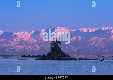 Abendlicher Blick auf die Küste von Amahari Stockfoto