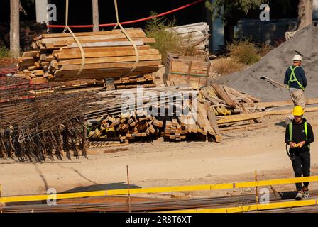 Georgia, Tiflis - 18. Oktober 2020: Der Prozess des Hausbaus. Bauarbeiter. Bauverfahren für Arbeiter. Stockfoto