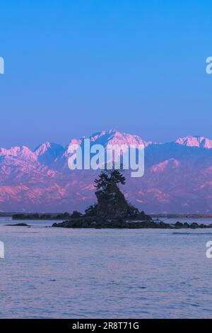 Abendlicher Blick auf die Küste von Amahari Stockfoto