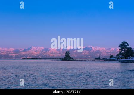 Abendlicher Blick auf die Küste von Amahari Stockfoto