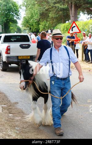 Ein Mann mit Strohhut reisender Pony auf der alljährlichen appleby Travellers Gysey Traditional Horse Fair am 2023. Juni in cumbria. Stockfoto