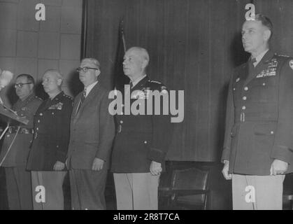 Ehemaliger Oberbefehlshaber der Vereinten Nationen, General John E. Hull (2. von rechts), verließ Japan am 31. März und gab sein Kommando an General Maxwell D. Taylor (rechts) auf. Links sehen Sie Commonwealth Commander LT. General Rudolph Bierwirth und im Zentrum US-Minister der Armee Robert Stevens. 26. April 1955. Stockfoto