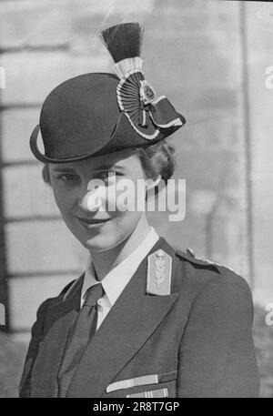 Herzogin von Kent besucht V.A.O. Trainingscenter in Midlands heute -- die Herzogin von Kent, fotografiert in ihrer Uniform als Lady Obereinzug-in-Chief für Wales of the St. John Ambulance Brigade während ihres Besuchs in der Ausbildung für Krankenpflegehilfsärzte in Dingle Hall, Markt Harborough - eines der besten Häuser in den Shires. Die Herzogin von Kent heute, April 6, besuchte ein neues Ausbildungszentrum für Krankenpflegeassistenten und Mobili V.A.D. auf dem Markt Harborough. Ihre Königliche Hoheit trug die Uniform der Oberinspektion für Wales vom St. John Krankenwagen-Brigade. 03. Mai 1940. (Foto von … Stockfoto