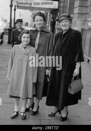 Auf der Hochzeit von Miss Mary Casson (Zentrum) mit Frau Ian Haines vom Fulham Register Office waren heute ihre Mutter Dame Sybil Thorndike und ihre zehnjährige Tochter Diana Devlin. Miss Casson war früher die Frau von Mr. William Devlin. 10. April 1952. (Foto: Daily Mail Contract Picture). Stockfoto