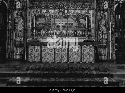 Historische Kulisse für die königliche Hochzeit - Ein neues Bild des wunderschönen Hochaltar in Westminster Abbey. Auf diesen Stufen wird das königliche Paar für die Hochzeitszeremonie knien. Die antike Westminster Abbey, London, wird wieder einmal der Schauplatz eines historischen königlichen Ereignisses im November sein, als Prinzessin Elizabeth Leutnant Mountbatten dort heiratet. 04. September 1947. (Foto von Fox). Stockfoto