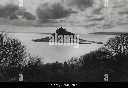 Wie Ein Feenschloss -- das erste, was der Besucher von ***** sieht Die Ecke ist dieses Märchenschloss, das sich aufragt Es ist St. Michael's Mount in Penzance und ist ein Schloss Ein Berg mit einem alten Hafen. Wenn die Flut zurückgeht, ist es möglich, vom Land zum Berg zu gehen. Vor vielen Jahrhunderten war dieser Berg Teil Englands, und es gibt immer noch Gerüchte, dass zwischen dem Berg und dem Festland ein Wald und Hütten unter dem Meer liegen, in denen einst die Menschen dieser Zeit untergebracht waren. Das erste, was der Besucher von Penzance sieht, wenn er um die Ecke kommt, ist dieses feenschloss… Stockfoto