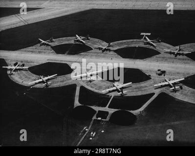 Muster oder Luft: Auf den Dispersals am Marham Aerodrome, Lincolnshire, befinden sich zehn US Boeing 29 Super Fortresses, die heute, am 17. Juli, aus der Luft abgebildet werden. Diese Flugzeuge sind einige der 60 Superforts, die heute auf drei Lincolnshire Flugplätzen anflogen, mit einem sogenannten „normalen Langstrecken-Traing-Flug“. Mit begleitenden Himmelsführern, die Bodenbesatzung und Ausrüstung transportierten, stellten sie die größte Luftflotte dar, die jemals den Atlantik in Frieden überquerte. Sie werden mehrere Wochen in Großbritannien bleiben, bevor sie nach Deutschland fliegen. 29. Juli 1948. (Foto von Associated Pre… Stockfoto