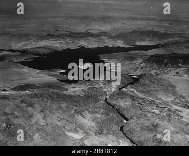 Der See wächst stetig hinter dem Boulder-Staudamm -- der heutige Flugzeugblick zeigt den Felsdamm auf dem Colorado River mit dem sich schnell füllenden See, der bereits mehr als 90 Meilen hinter der Betonstruktur zurückliegt. Der riesige Staudamm, der sich 727 Meter über das Flussbett erhebt und sich 1180 Meter über den Canyon erstreckt, scheint ***** zu sein Mehr als ein Fleck auf dem obigen Foto. Wenn das Wasser die Ausläufe des Staudamms erreicht, wird ein 15 km langer See, der sich über 30,5000,000 Hektar erstreckt, hinter dem gigantischen Keil liegen. 30. September 1935. (Foto nach zugehörigem Pressefoto). Stockfoto