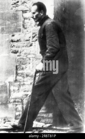 Erstes Foto von Mosley seit seiner Freilassung – Sir Oswald Mosley, Großbritanniens faschistischer Führer aus der Vorkriegszeit, verlässt ein Gebäude im Oxfordshire (England) Village Inn, wo er nach seiner Freilassung aus dem Gefängnis wohnt. Das ist das erste Bild von Mosley seit seiner Entlassung. 11. Dezember 1943. (Foto von AP Wirephoto). Stockfoto