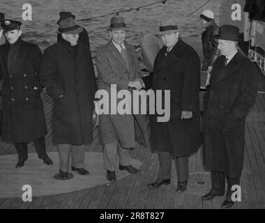 Wendell Willkie, republikanischer Präsidentschaftskandidat 1940, schüttelt Juan T. Trippe, Präsident von Pan-American Airways, nach ihrer Ankunft in LaGuardia Dixie Clipper die Hand, die eine neue südliche Route nahm und vier Kontinente auf dem Flug von Europa berührte. Ebenfalls in der Gruppe sind John Cowles (links), Minneapolis Publisher und L.K. Thorn (rechts), pensionierter Banker, der Willkie auf seiner „Private Citizen's“-Tour durch das vom Krieg zerrissene England begleitete. Willkie erzählte den Interviewern, dass niemand in England erwartete, dass die Vereinigten Staaten "aktiv am Krieg teilnehmen sollten oder würden". 9. Februar 1… Stockfoto