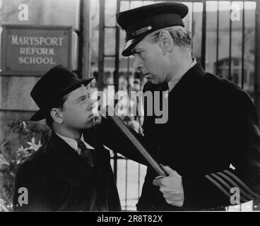 Zum ersten Mal in der Geschichte des Bildschirms "Komm nicht mehr zurück." Sagt der Wärter (Arthur Hohl), der Whitey bedroht, der in die örtliche Reformschule gegangen ist, um einen Jungen zu sehen, von dem er gehört hat. Whitey, nach dem Unterricht von Pater Flanagan, hofft, dem Jungen zu helfen. Zwei Stars wiederholen ihre Rolle als Academy Award in „Men of Boys Town“, Metro-Goldwyn-Mayers Fortsetzung der unvergesslichen „Boys Town“ und erneut mit Spencer Tracy als Pater Edward J. Flanagan und Mickey Rooney als Whitey Marsh, Bürgermeister von Boys Town. Tracy gewann den Academy Award 1938 für seine Charakterisierung von Pater Flanagan A… Stockfoto