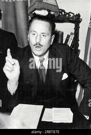 ***** Mosley kündigt Pläne für ein "Comeback" an Bewegung zur Bekämpfung des Kommunismus Sir Oswals Mosley, Führer der britischen Faschistenunion ***** Vor dem Zweiten Weltkrieg kündigte er Pläne an und erklärte die ***** Einer neuen "Union Movement", die im neuen Jahr gegründet werden soll, ***** Eine Pressekonferenz im South Eaton Place, Victoria, London. Mosley antwortete auf eine heftige Fragestunde von Pressereferenten und erklärte, dass die Hauptziele der neuen Bewegung die Sicherung einer Union der europäischen Völker mit Widerstand gegen den internationalen Kommunismus und die internationalen Finanzen sein würden. November 28,… Stockfoto