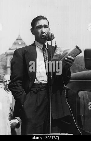 London Dock Strike -- Sam Mott, Vorsitzender der gestrigen Massenversammlung von 5000 Hafenarbeitern, die vor den Männern im Victoria Park, Bethnal Green, sprechen. Nach London. 12. Juli 1949. (Foto von Daily Mirror). Stockfoto