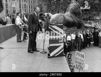 Faschistische Rallye am Trafalgar Square. Sir Oswald Mosley hält seine Rede. Sir Oswald Mosley Britains 1 Faschist sprach gestern auf dem Trafalgar Square bei der größten Kundgebung seiner Anhänger seit dem Krieg. 24. Juli 1955. Stockfoto