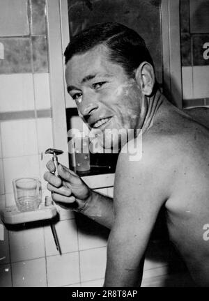 US Davis Cup Captain Bill Talbert rasierte sich gestern in seinem Hotel in Melbourne, bevor er nach Kooyong zum Training ging. 25. November 1953. Stockfoto