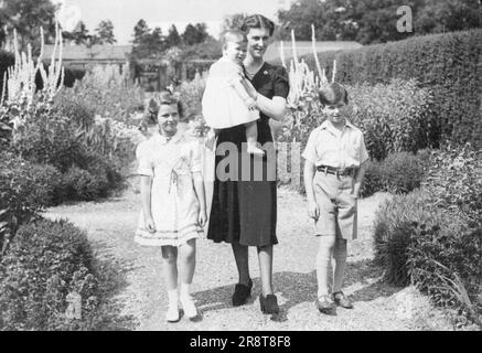 Prinz Michaels erster Geburtstag -- Prinz Michael, jüngerer Sohn der Herzogin von Kent und des verstorbenen Herzogs, wird am Sonntag, dem 4. Juli, ein Jahr alt sein. Das Foto wurde in Coppins, Iver, Bucks aufgenommen, um das glückliche Ereignis und die Shows zu feiern. Die Herzogin von Kent mit ihren drei Kindern Prinz Edward, Prinzessin Alexandra und Prinz Michael. 06. Juli 1948. Stockfoto