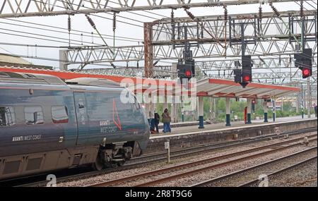 Avanti Westküste hielt bei Red, 390124 EMU, Pendolino, am Bahnhof Crewe, Nantwich Road, Crewe, Cheshire, England, UK, CW2 6HR Stockfoto