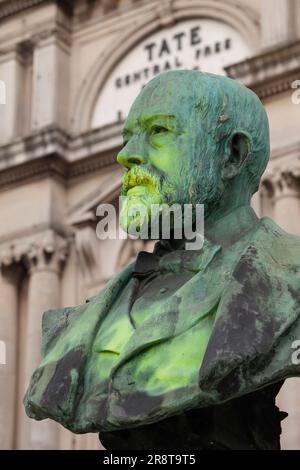 London, Großbritannien. 23. Juni 2023. Eine verblüffte Statue des Zuckermagnaten Sir Henry Tate am Windrush Square, Brixton, zum 75. Jahrestag des Empire Windrush Andockens in Tilbury. Tate wurde von den Briten als Philanthrop geehrt und verdiente sein Geld im Zuckerhandel, der auf dem Leiden versklavter Menschen gründete. Kredit: Anna Watson/Alamy Live News Stockfoto