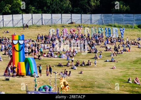 Glastonbury, Großbritannien. 22. Juni 2023. Allgemeiner Blick auf das Glastonbury-Schild mit Blick auf das Festival, das während des Glastonbury Festivals 2023 in The Worthy Farm fotografiert wurde. Bild von Julie Edwards Credit: JEP Celebrity Photos/Alamy Live News Stockfoto