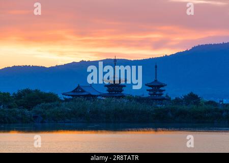 Yakushiji-Tempel und großer Teich im Morgenglühen Stockfoto