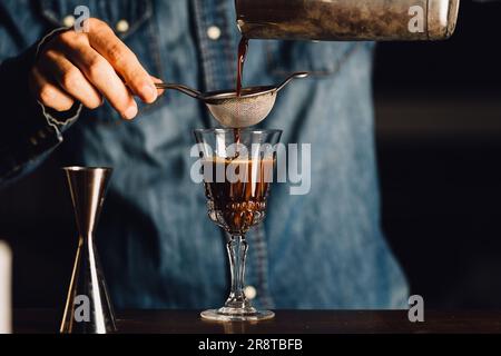 Espresso Martini Cocktail alkoholischer Wodka, Espresso, Kaffeelikör und Kaffeebohnen Stockfoto