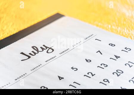 Detaillierte Nahaufnahme eines übersichtlichen Kalenders, der sich speziell auf den Monat Juli konzentriert, wobei die Wochentage auf Englisch mit A verglichen werden Stockfoto