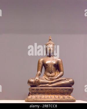 Buddah Maraviyaha Statue aus Thailand 1400 - 1500 CE im Louvre Museum, Abu Dhabi, Vereinigte Arabische Emirate mit Kopierbereich Stockfoto