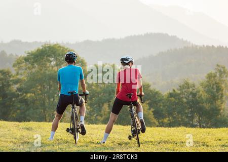 Mann und Frau Paar Radfahrer während einer Fahrt auf einer Landstraße Stockfoto