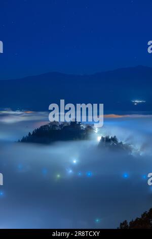 Schloss Echizen Ono und Wolkenmeer im Herbst Stockfoto