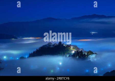 Schloss Echizen Ono und Wolkenmeer im Herbst Stockfoto