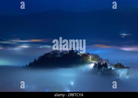 Schloss Echizen Ono und Wolkenmeer im Herbst Stockfoto