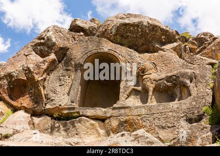 Pferdefeldach und Nische in Felsen in der Nähe des Dorfes Fasillar Stockfoto