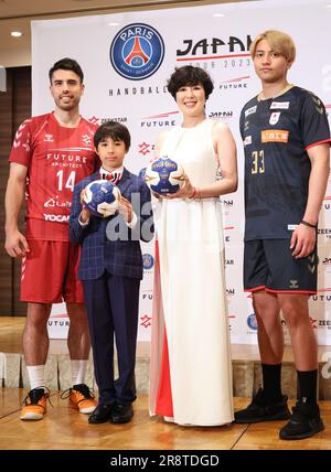 Tokio, Japan. 22. Juni 2023. Die japanische Schauspielerin Shinobu Terajima (2. R) und ihr Sohn Kabuki Schauspieler Mahoro Terajima (2. L) mit den Handballspielern Yuto Agarie (R) und Remi Anri Doi (L) stellen sich für Philoto auf, während sie an einer Werbeveranstaltung des französischen Handballteams Paris Saint-German's Japan Tour in Tokio am Donnerstag, den 22. Juni 2023, teilnehmen. Die Saint-deutsche Handballmannschaft von Paris wird mit Zeekstar Tokyo und der japanischen Nationalmannschaft spielen. (Foto: Yoshio Tsunoda/AFLO) Stockfoto