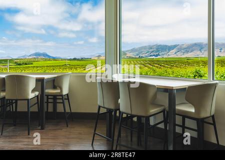 Der Verkostungsraum des Weinguts, ein herrlicher moderner Raum mit Fenstern mit Blick auf die Weinberge. Weinberge in Zentralkalifornien Stockfoto